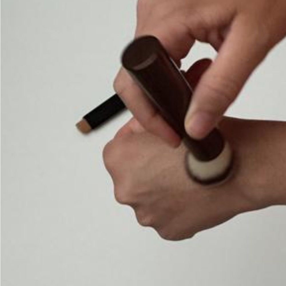 SEAMLESS FINISH FOUNDATION BRUSH - Picture 2 of 3